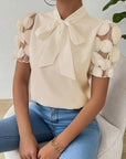 Cirelle - Effen kanten zomerblouse met strik en korte mouwen