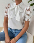Cirelle - Effen kanten zomerblouse met strik en korte mouwen