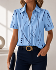Talyria - Damesblouse in blauw met abstracte print en korte mouwen