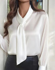 Faylinora - Elegante Satijnen Blouse met Knoop onder de Hals in Tijdloos Ontwerp