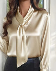 Faylinora - Elegante Satijnen Blouse met Knoop onder de Hals in Tijdloos Ontwerp