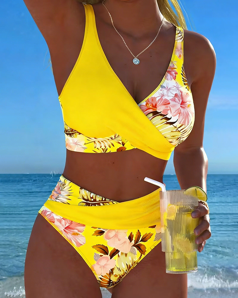 Bikini met contrasterend bloemenpatroon – verdeeld ontwerp