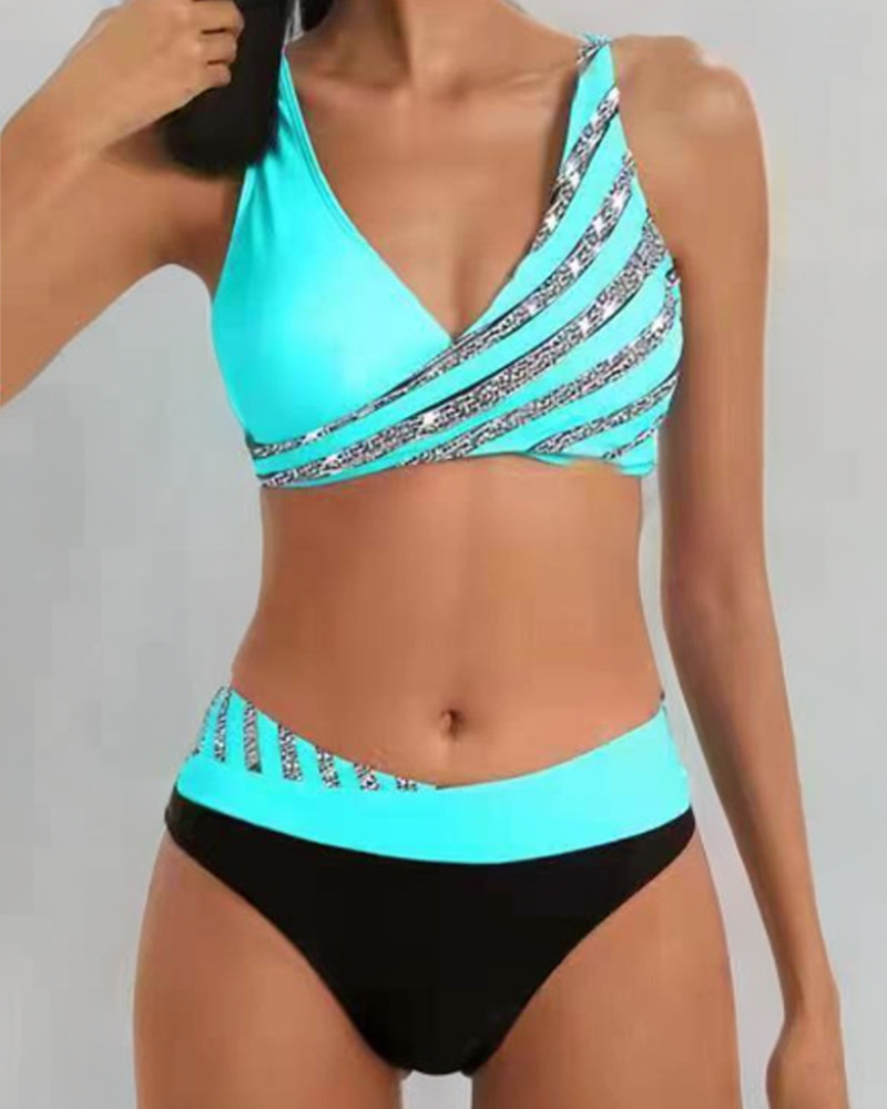 Mona – Stijlvol bedrukt bikini in zachte warme tinten