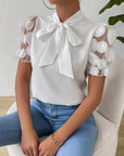 Cirelle - Effen kanten zomerblouse met strik en korte mouwen