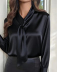 Faylinora - Elegante Satijnen Blouse met Knoop onder de Hals in Tijdloos Ontwerp